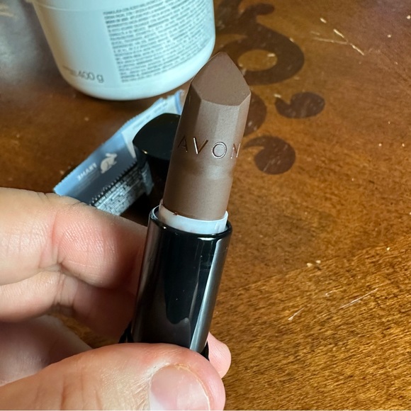 Avon Matte Lipstick Continuous Cocoa - Picture 3 of 7